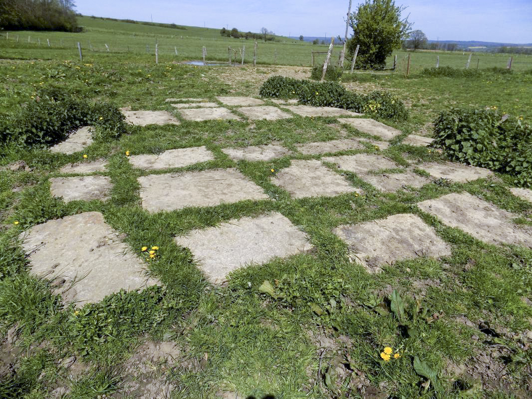 Ligne Maginot - 31TER - FOND DE LA CHAUSSEE EST - (Blockhaus pour canon) - Bizarre arrangement des blocs du béton par terre à 100m nord-ouest du bloc. - R Tucker