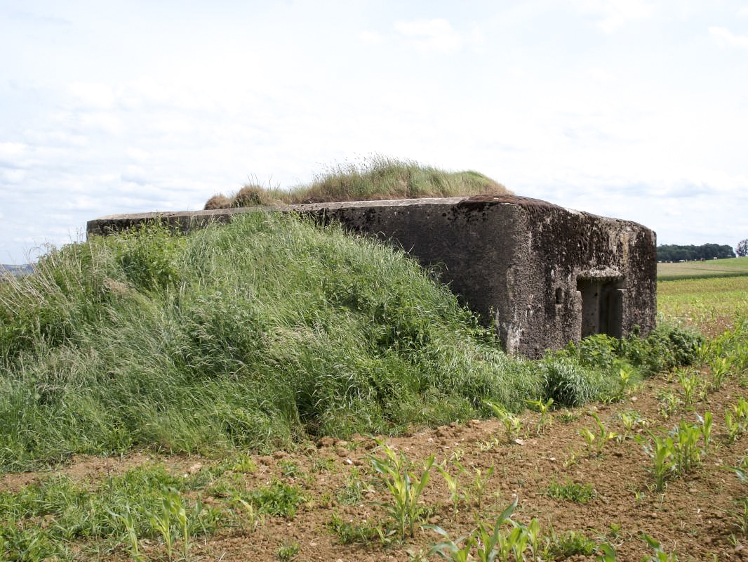 Ligne Maginot - LE BOCHET - (Blockhaus pour canon) - Face gauche et l'entrée AC, pris de l'ouest - R Tucker