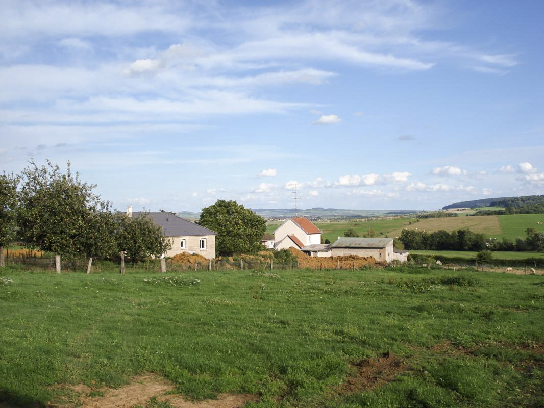 Ligne Maginot - A98 - EUILLY - (Casemate d'artillerie) - Vue (direction de tir) vers l'est - R Tucker