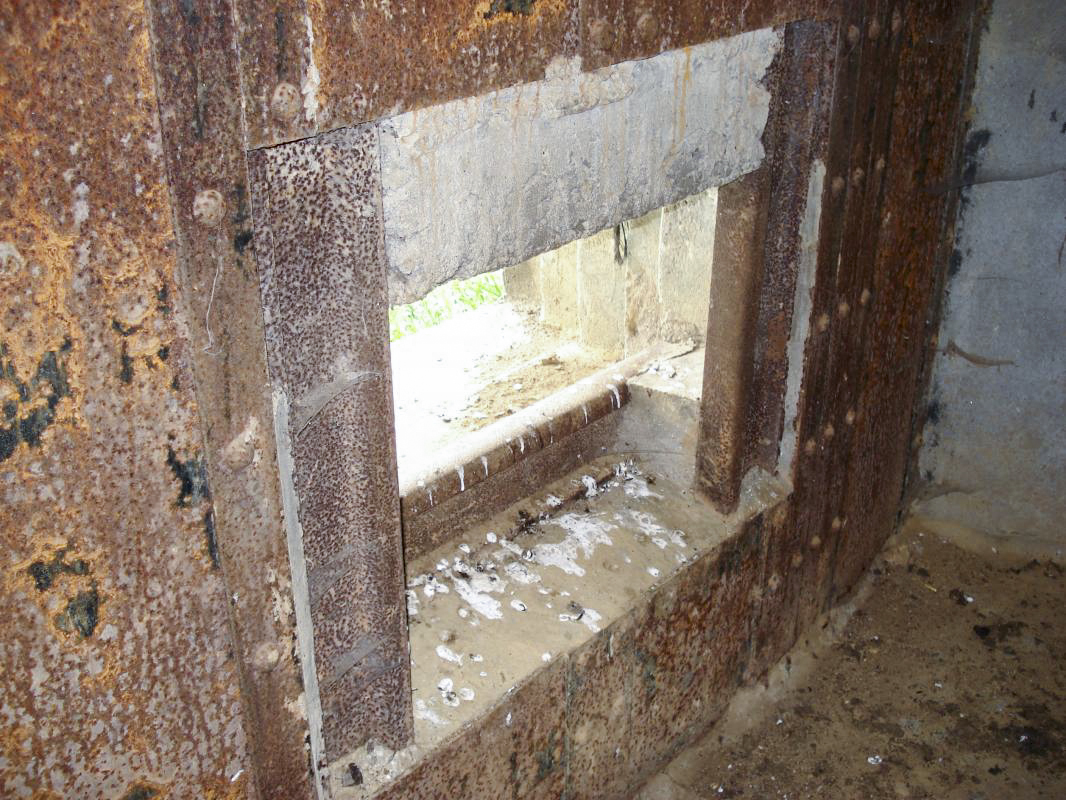 Ligne Maginot - A102 - LA MAHOTTE - (Blockhaus lourd type STG / STG-FCR - Double) - Créneau AC face à l'est - R Tucker
