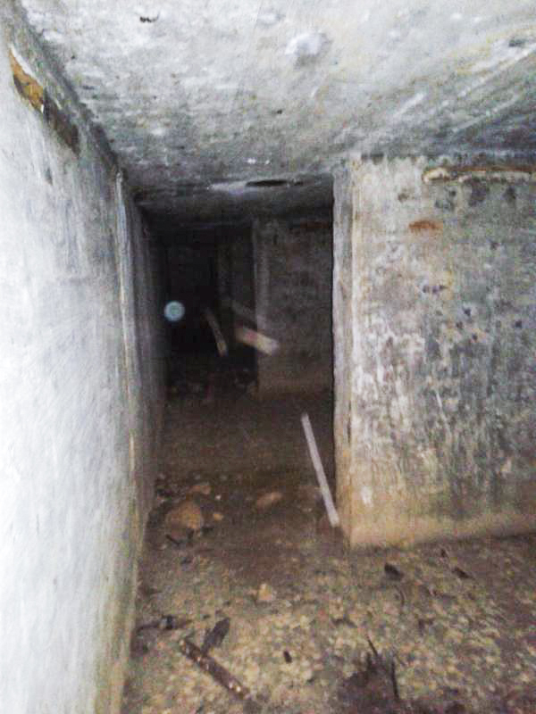 Ligne Maginot - CERNAY - (Central téléphonique d'observation) - Vue du couloir intérieur desservant les locaux (quatre pièces identiques). - Fabrice THOMASSIN