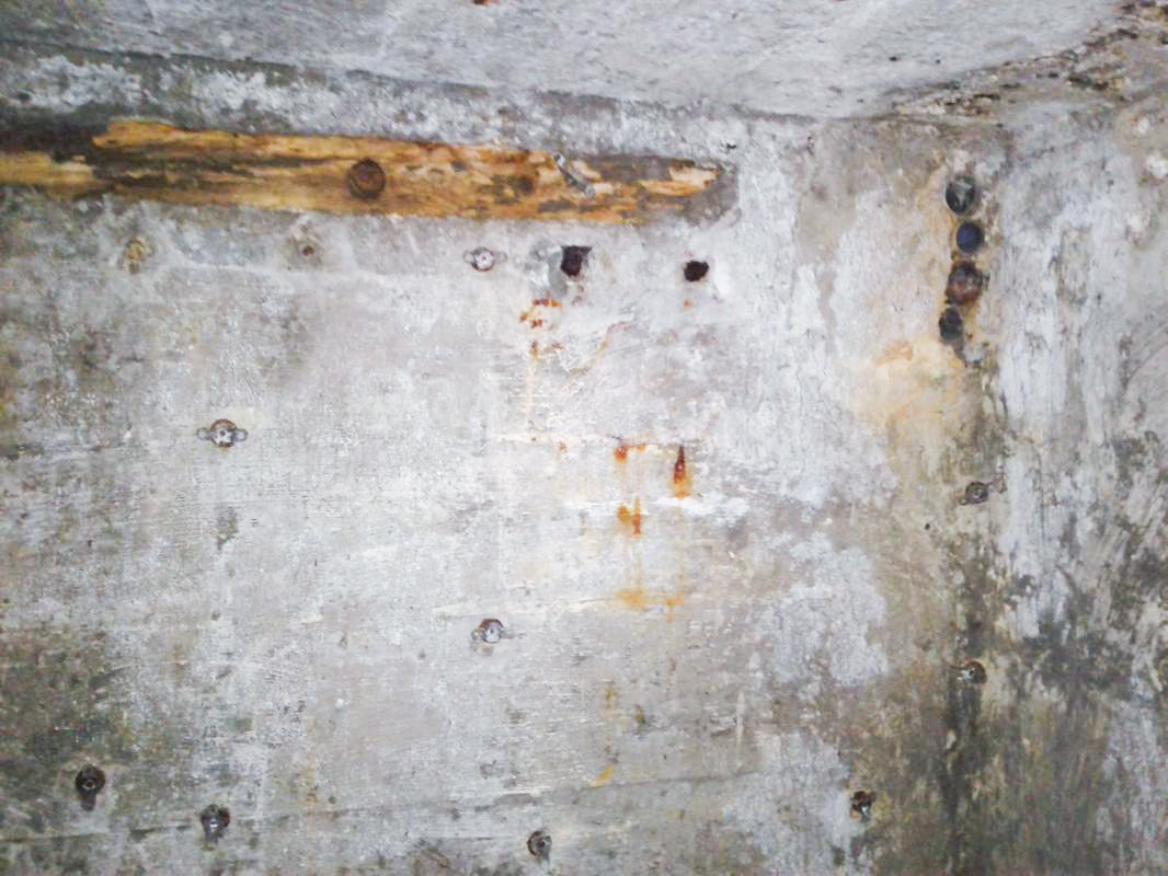 Ligne Maginot - CERNAY - (Central téléphonique d'observation) - Cloison intérieure. Vestiges de tableau et de colliers de fixation pour câbles électriques et téléphoniques. - Fabrice THOMASSIN
