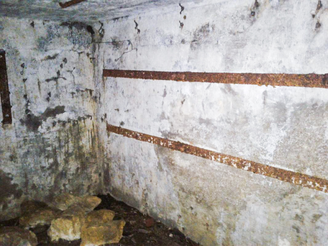 Ligne Maginot - CERNAY - (Central téléphonique d'observation) - Le local Nord comporte des supports métalliques. Les trois autres locaux en sont dépourvus. - Fabrice THOMASSIN