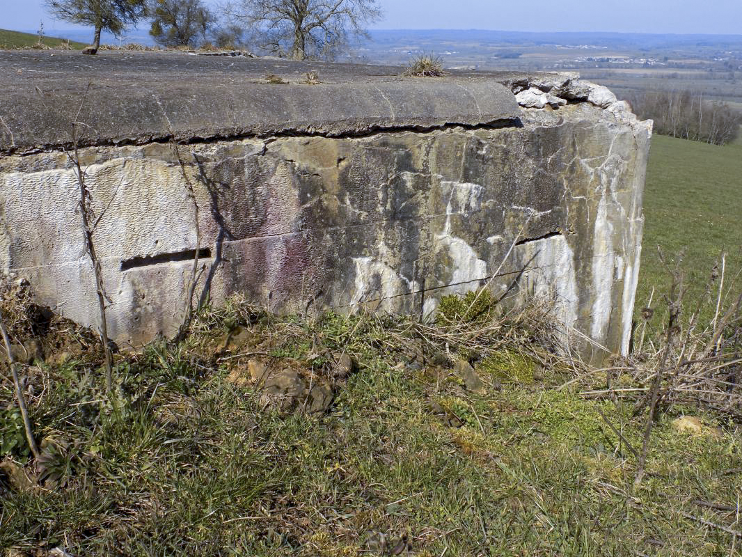 Ligne Maginot - LE CHENELET CENTRE - (Blockhaus pour canon) - Face droite 
Avec ses étranges ouvertures horizontales, restes de coffrage ? - R Tucker