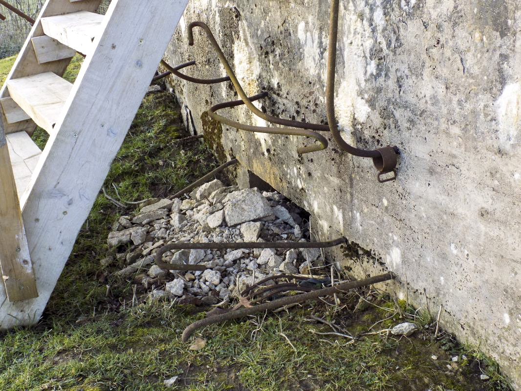 Ligne Maginot - MAIRY NORD-OUEST - (Blockhaus pour arme infanterie) - L'entrée, noter le fer pour du béton armée non achevée - R Tucker