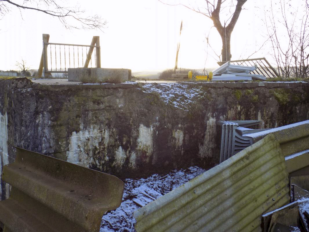 Ligne Maginot - MAIRY NORD-OUEST - (Blockhaus pour arme infanterie) - Face nord avec les dégâts des obus - R Tucker