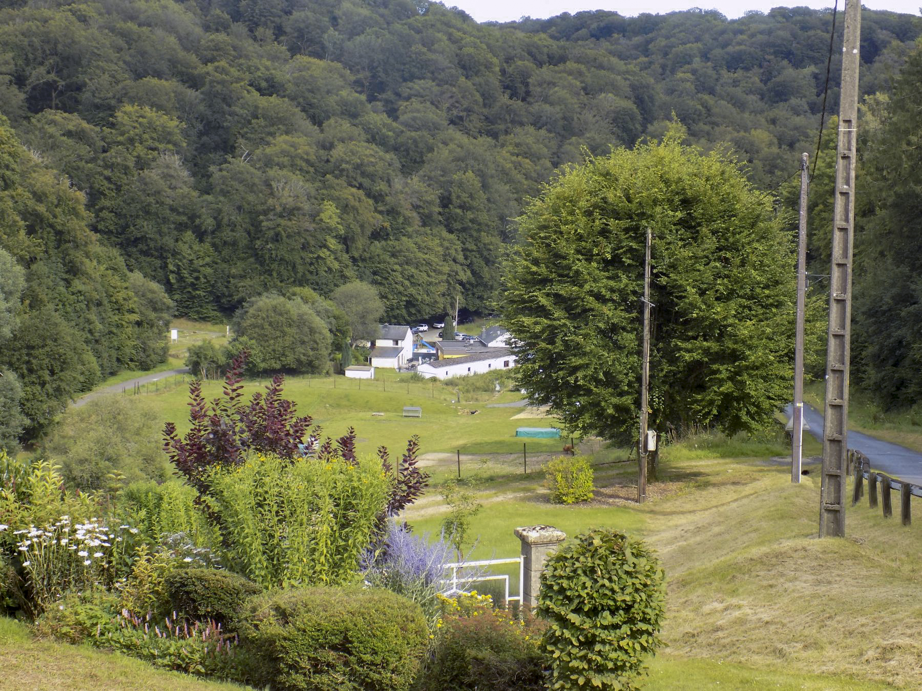 Ligne Maginot - MF22 - Y - CROIX DU ROUTY - (Poste GRM - Maison Forte) - Vue vers les bâtiments Le Chameleux au fond du vallée (frontière belge). - R Tucker
