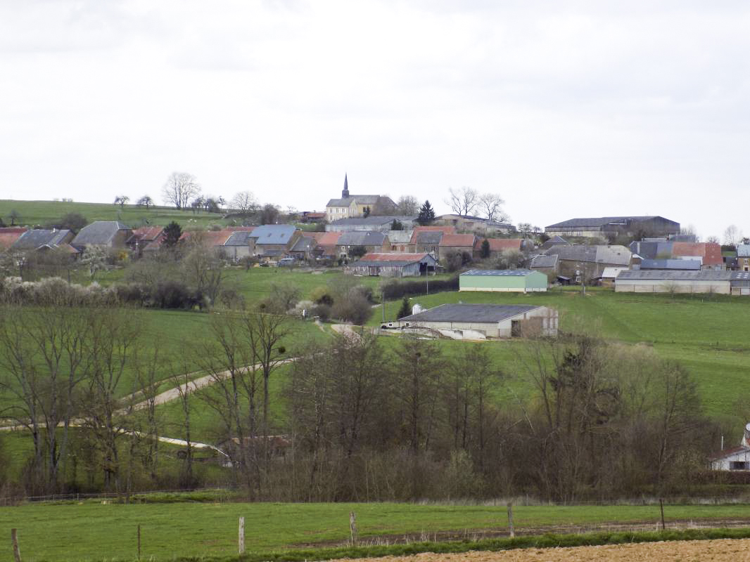 Ligne Maginot - MOULIN D'EUILLY - (Blockhaus pour canon) - Vue vers le Nord-Ouest, église d'Euilly - R Tucker