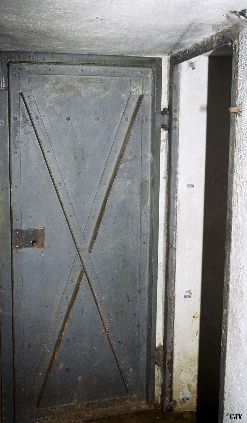 Ligne Maginot - Chambre de coupure  11 - La porte - Lia VERMEULEN