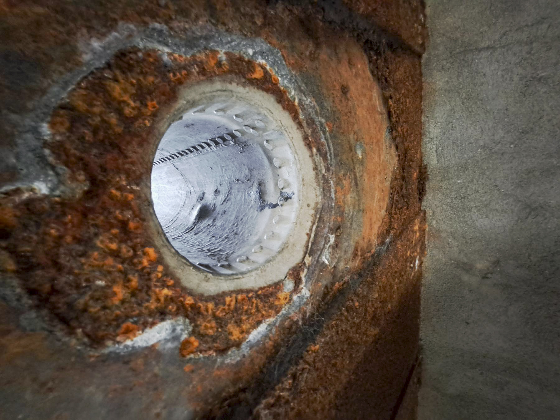 Ligne Maginot - A36 - FORT JEAN DIOT - (Blockhaus pour canon) - Chambre de tir gauche. Conduit métallique. - ANDRE Philippe