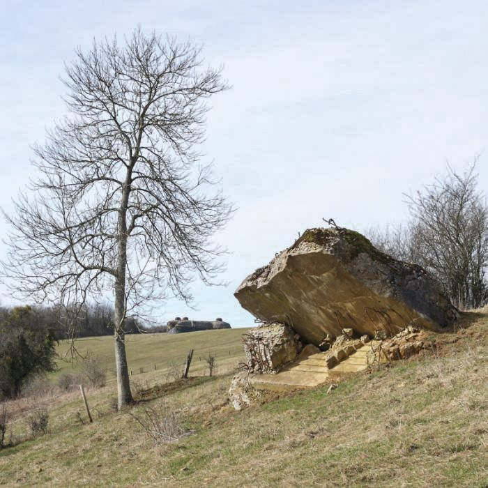 Ligne Maginot - 65BIS - LA CHAVEE OUEST - (Blockhaus pour canon) - En arrière plan, le bloc 1 de l'ouvrage de Thonnelle - www.arnaultjl-photo.com