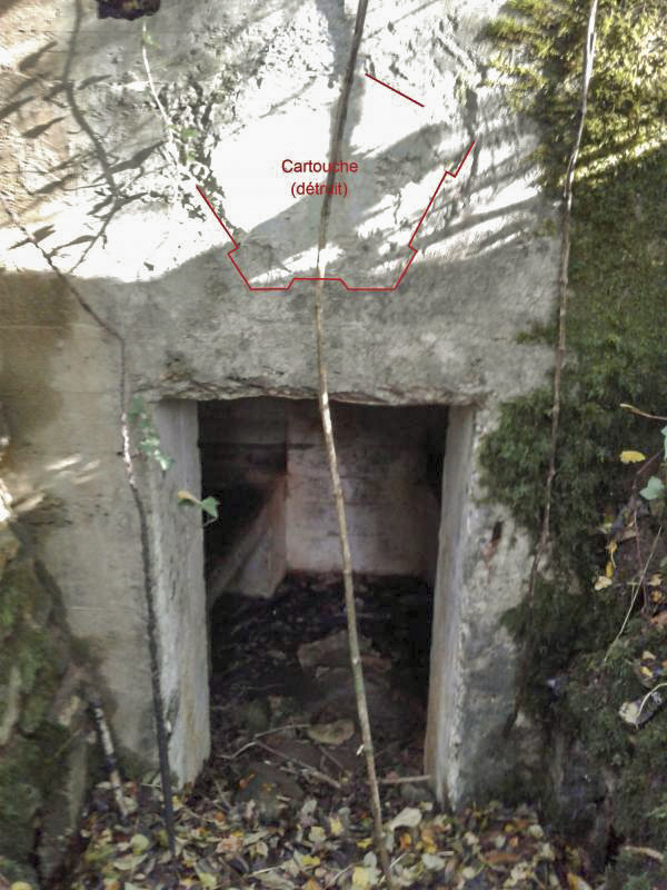 Ligne Maginot - 66BIS - BOIS LE SART CENTRE - (Blockhaus pour arme infanterie) - Contour du cartouche constructeur situé au dessus de l'entrée (repassé en rouge). Cartouche de type 'Pentagone bastionné' - Fabrice THOMASSIN