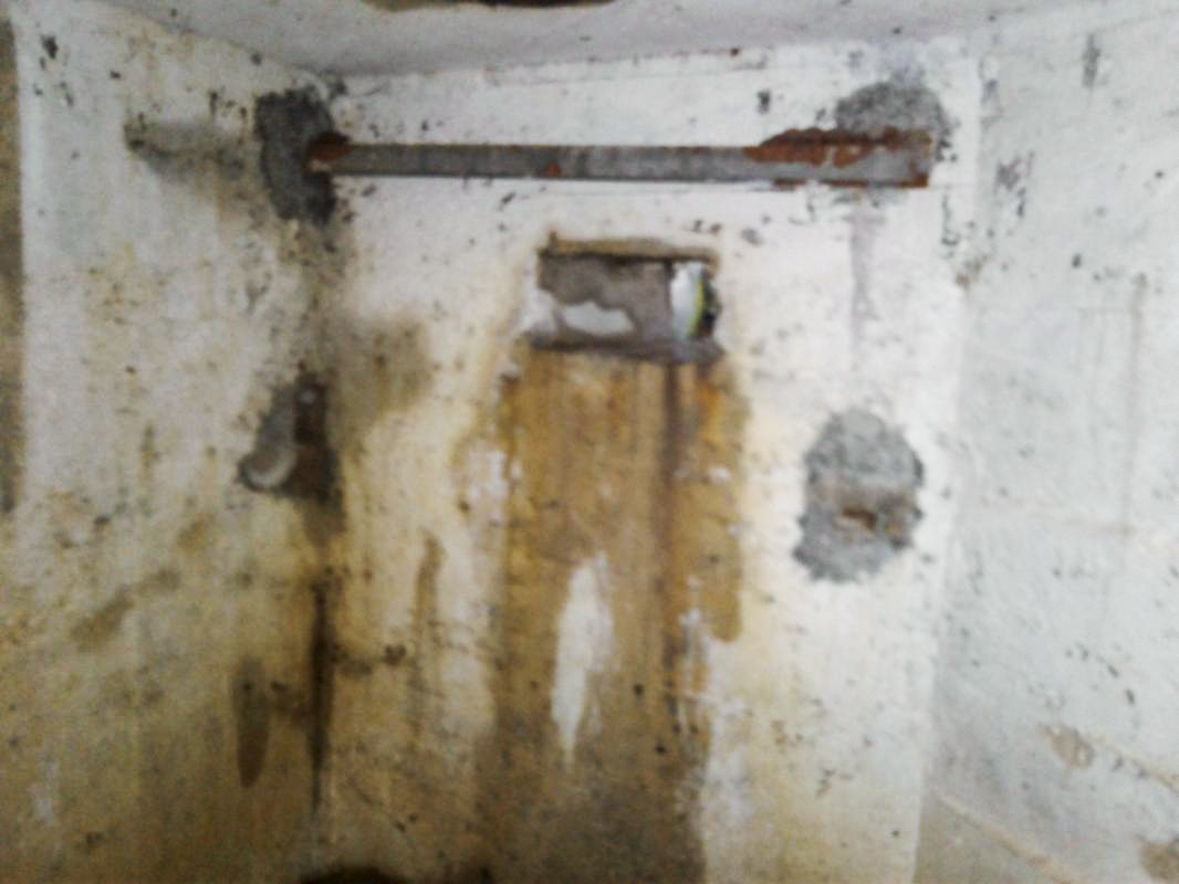 Ligne Maginot - 66BIS - BOIS LE SART CENTRE - (Blockhaus pour arme infanterie) - Intérieur.
Créneau pour FM. - Fabrice THOMASSIN