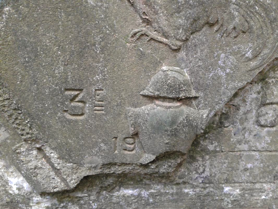 Ligne Maginot - 66TER - BOIS LE SART NORD - (Blockhaus pour arme infanterie) - Cartouche au dessus de l'entrée (détail de la cuirasse & du casque) - Fabrice THOMASSIN