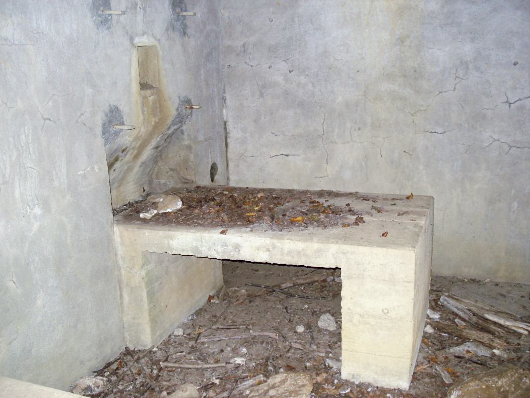 Ligne Maginot - 75 - LE MAMELON EST - (Blockhaus pour arme infanterie) - L’intérieur droite - R Tucker