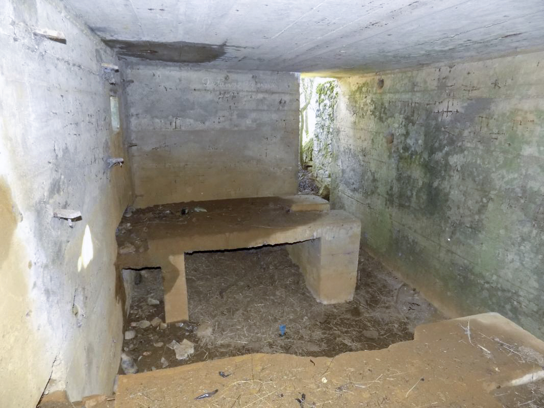 Ligne Maginot - 78 - LA SERPE EST - (Blockhaus pour arme infanterie) - Face droite, l'entrée - R Tucker