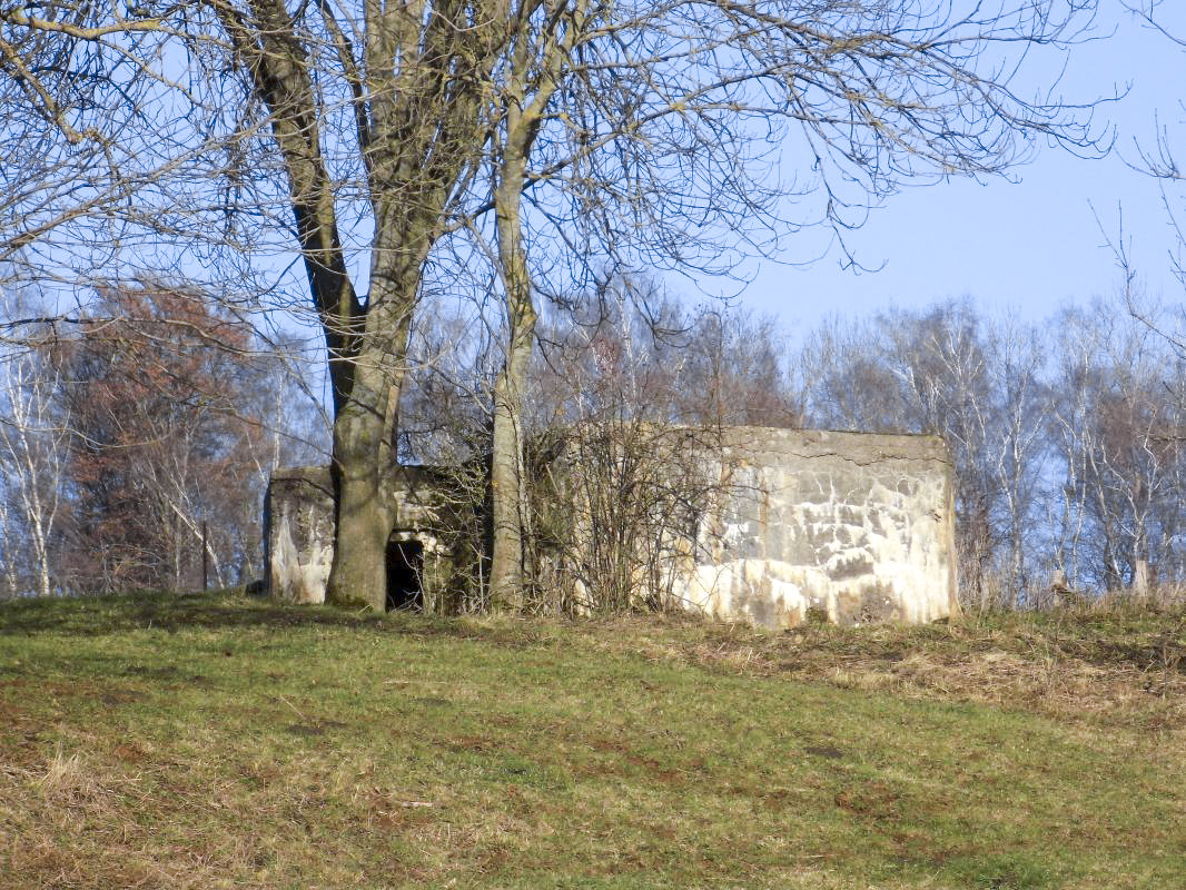 Ligne Maginot - 80 - LES CERISIERS SUD - (Blockhaus pour arme infanterie) - Face droite avec l'entrée hommes - R Tucker