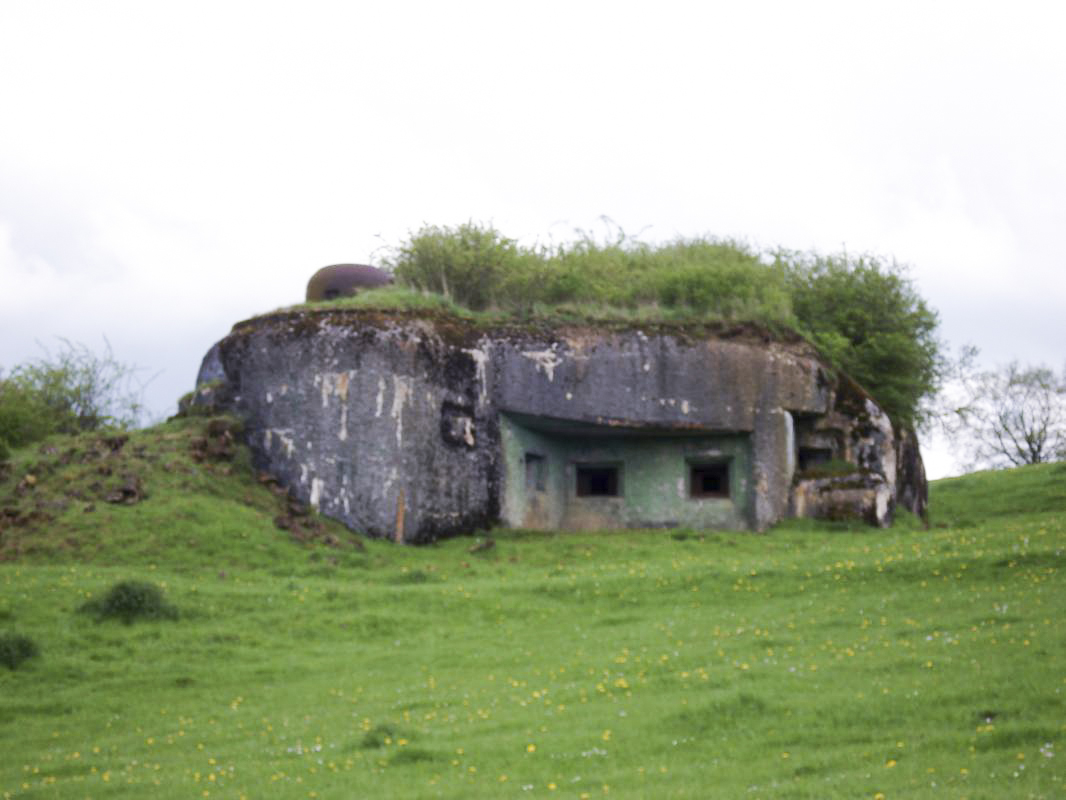 Ligne Maginot - AVIOTH - (Casemate d'infanterie - Simple) - Face frontale pris du nord ouest - R Tucker