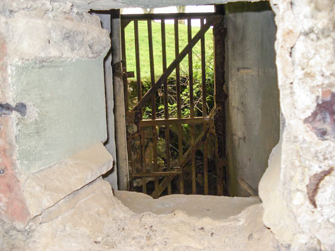 Ligne Maginot - AVIOTH - (Casemate d'infanterie - Simple) - L'entrée prise depuis le créneau FM - R Tucker