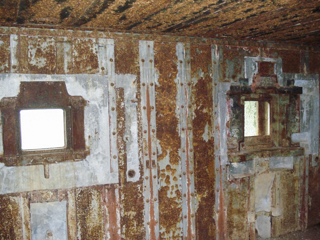 Ligne Maginot - AVIOTH - (Casemate d'infanterie - Simple) - Chambre de tir, créneau JM (gauche) et créneau AC/JM (droite) - R Tucker