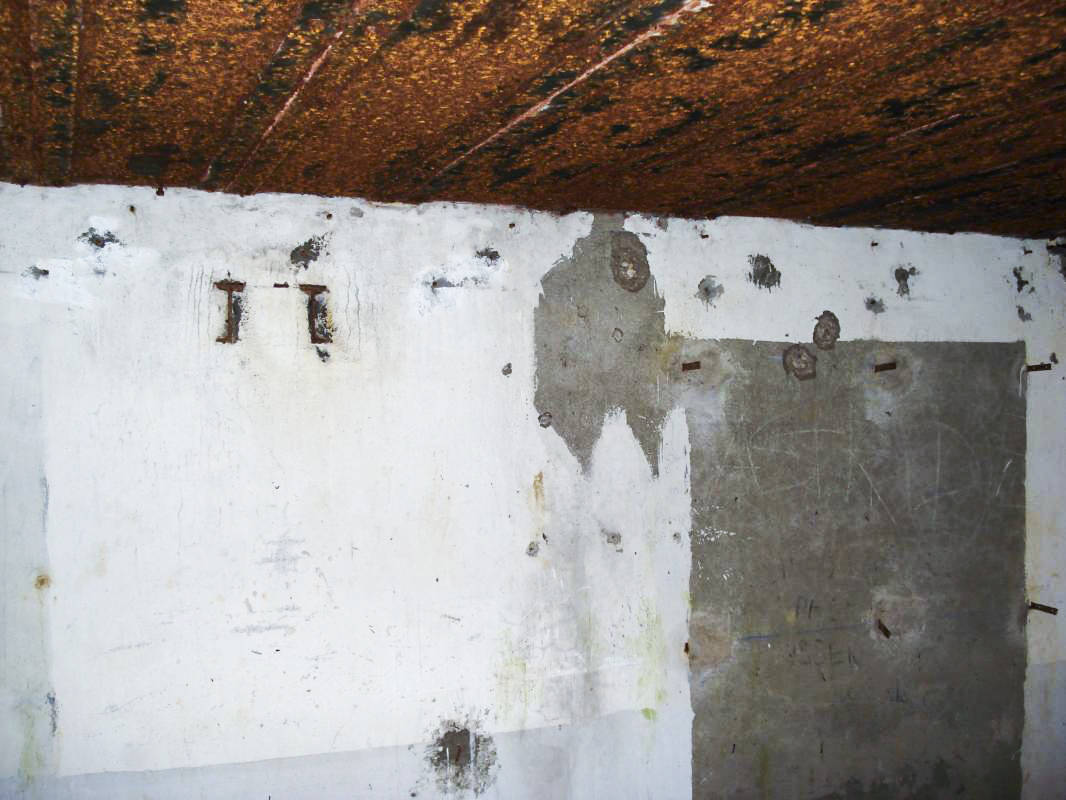 Ligne Maginot - AVIOTH - (Casemate d'infanterie - Simple) - Le mur arrière de la chambre de tir. 
Fixation du rail supérieur pour le canon AC et position d’armoire des obus à droite. - R Tucker