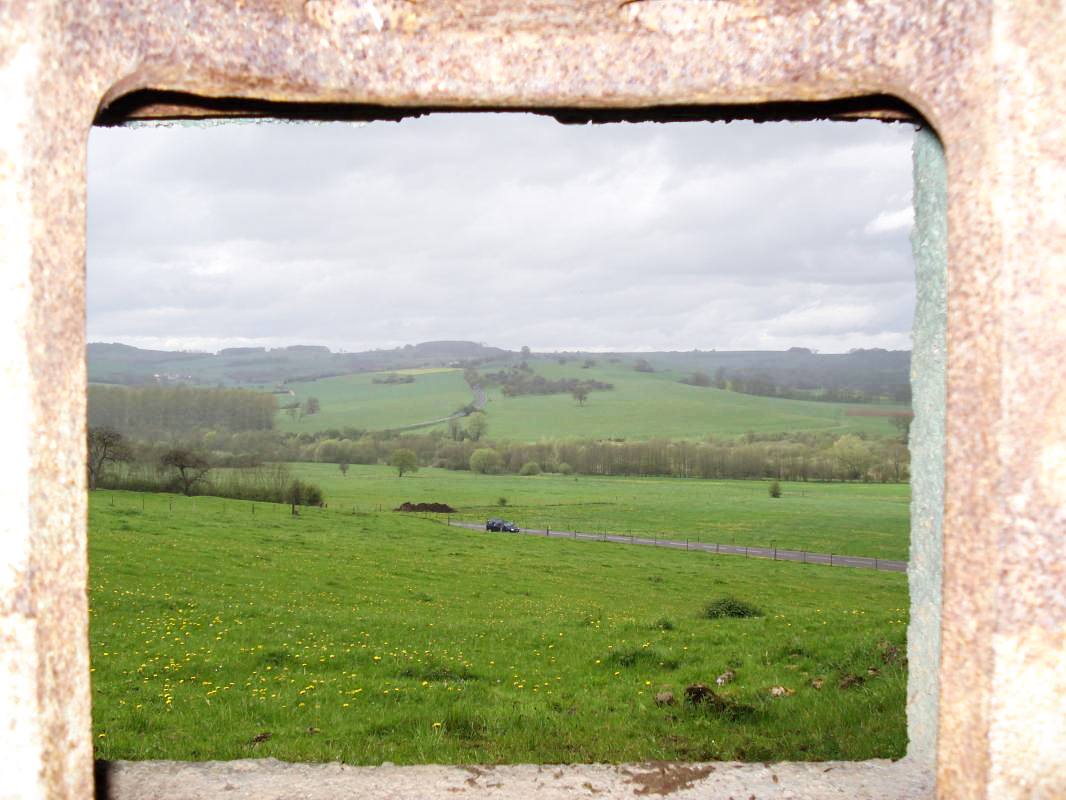 Ligne Maginot - AVIOTH - (Casemate d'infanterie - Simple) - Vue nord ouest vers la colline de l'ouvrage Le Chenois sur l'horizon - R Tucker
