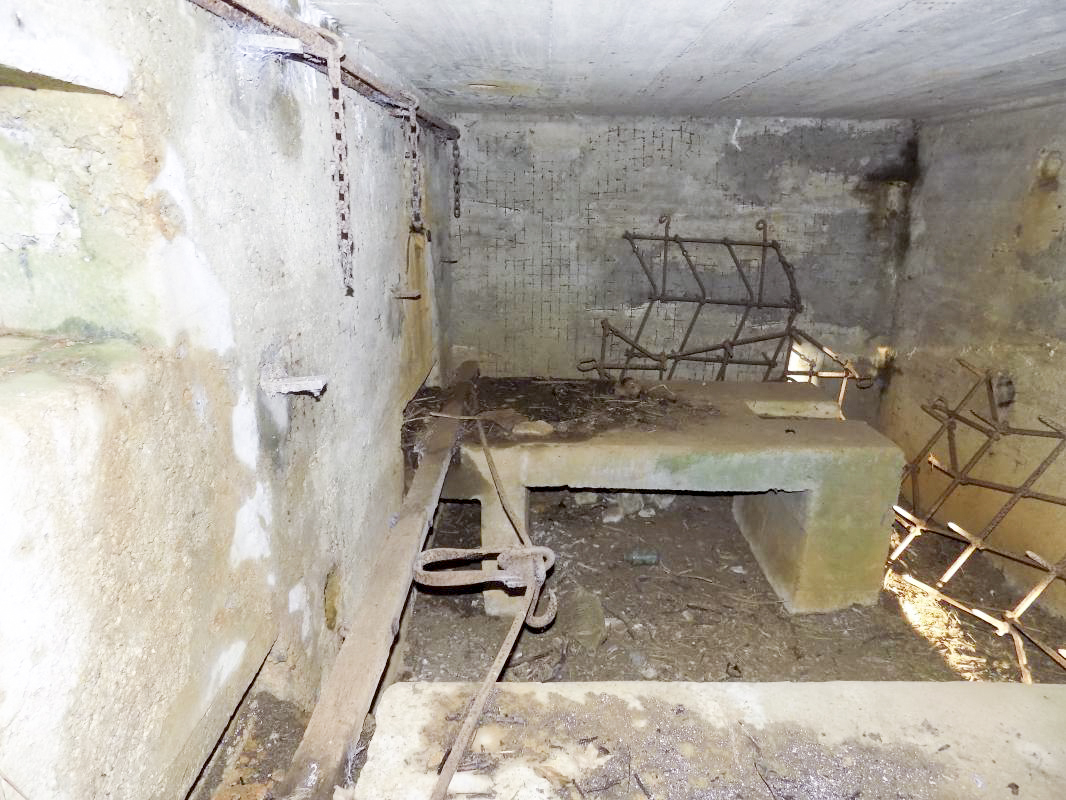 Ligne Maginot - B78TER - LA SERPE OUEST - (Blockhaus pour arme infanterie) - Faces frontale et droite - R Tucker