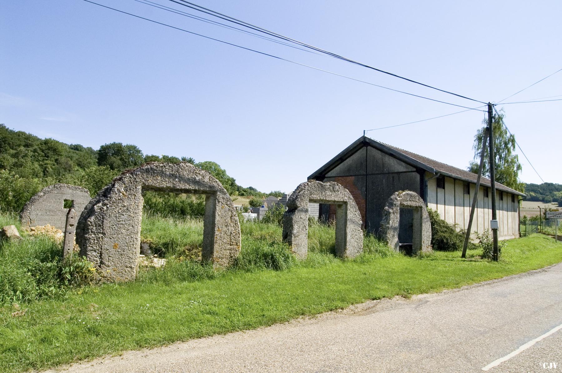 Ligne Maginot - Dépot de Bazeille sur Othain - Les façades des alvéoles avant destruction. Dans le prolongement, un bâtiment militaire de stockage. - Lia VERMEULEN