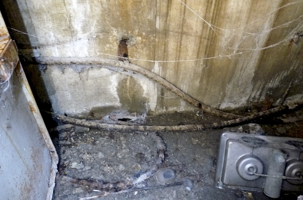 Ligne Maginot - BC11 - PONT DE METZ - (Chambre de coupure) - La porte est encore là - Sylvie Laure LAMBERT