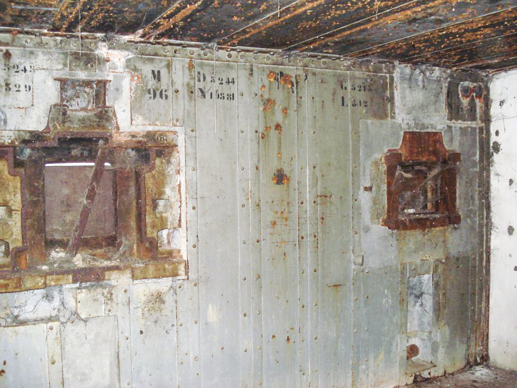 Ligne Maginot - CHRIST - (Casemate d'infanterie - Simple) - Chambre de tir, les créneaux AC et JM - R Tucker