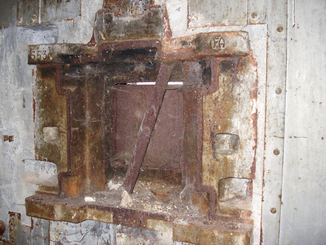 Ligne Maginot - CHRIST - (Casemate d'infanterie - Simple) - Créneaux AC. (... 553 et CFA...) - R Tucker