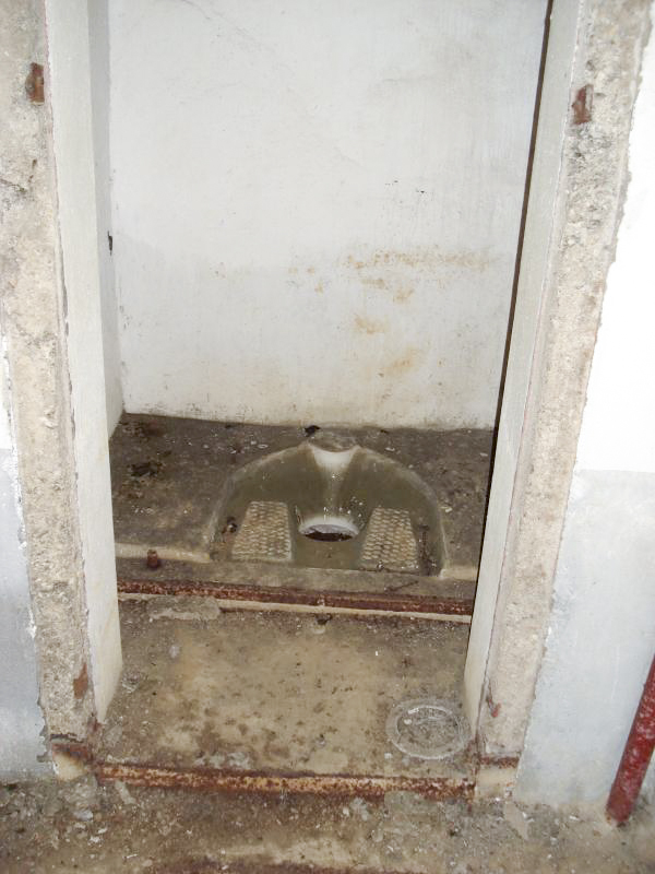 Ligne Maginot - CHRIST - (Casemate d'infanterie - Simple) - Sous-sol
Les latrines - R Tucker