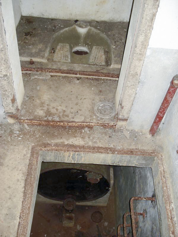 Ligne Maginot - CHRIST - (Casemate d'infanterie - Simple) - Sous-sol
Les latrines - R Tucker