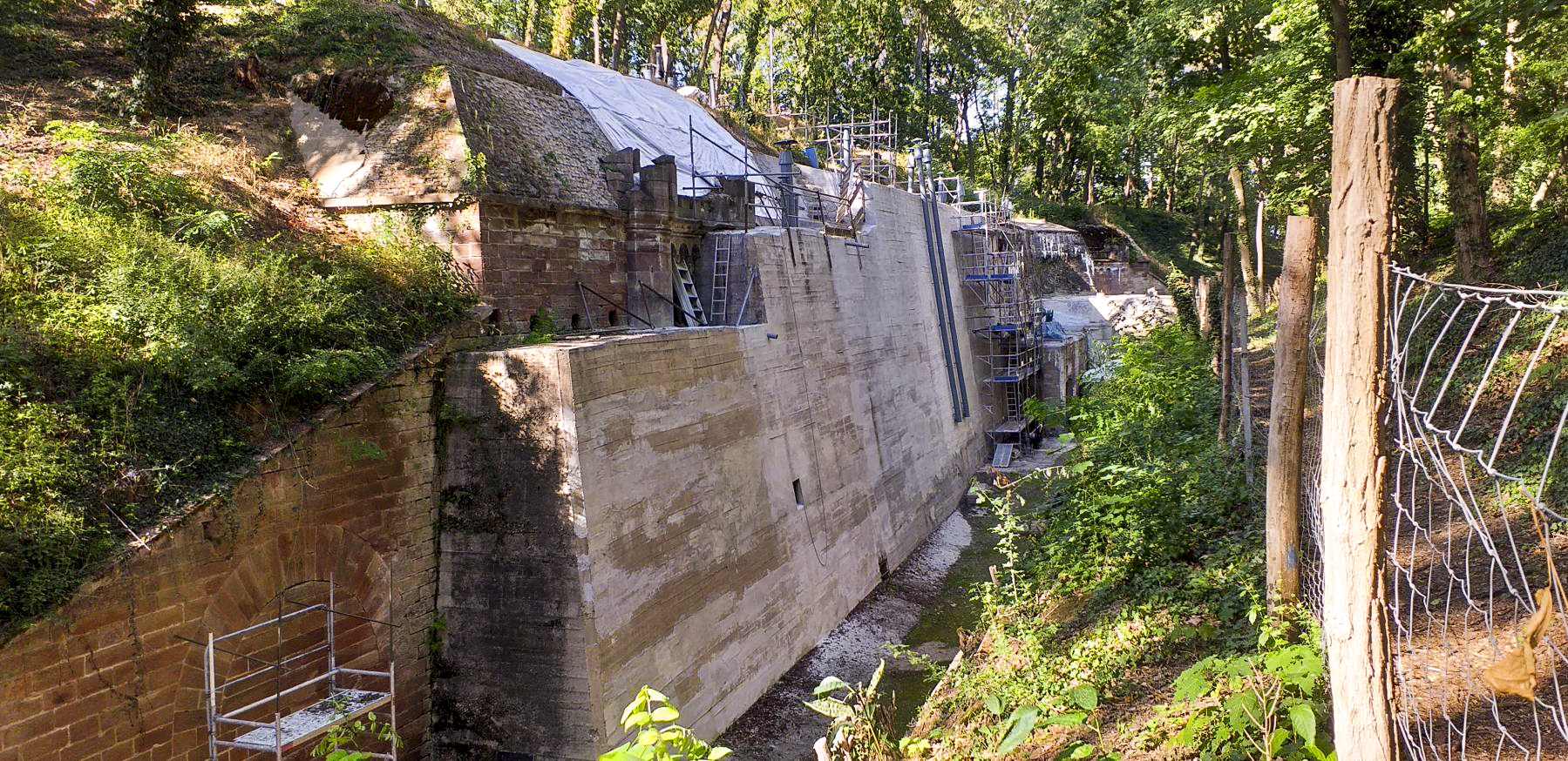 Ligne Maginot - FORT DUCROT - (PC de Secteur) - Fossé du front de gorge
Travaux d'étanchéité sur le masque bétonné - G. Fuchs