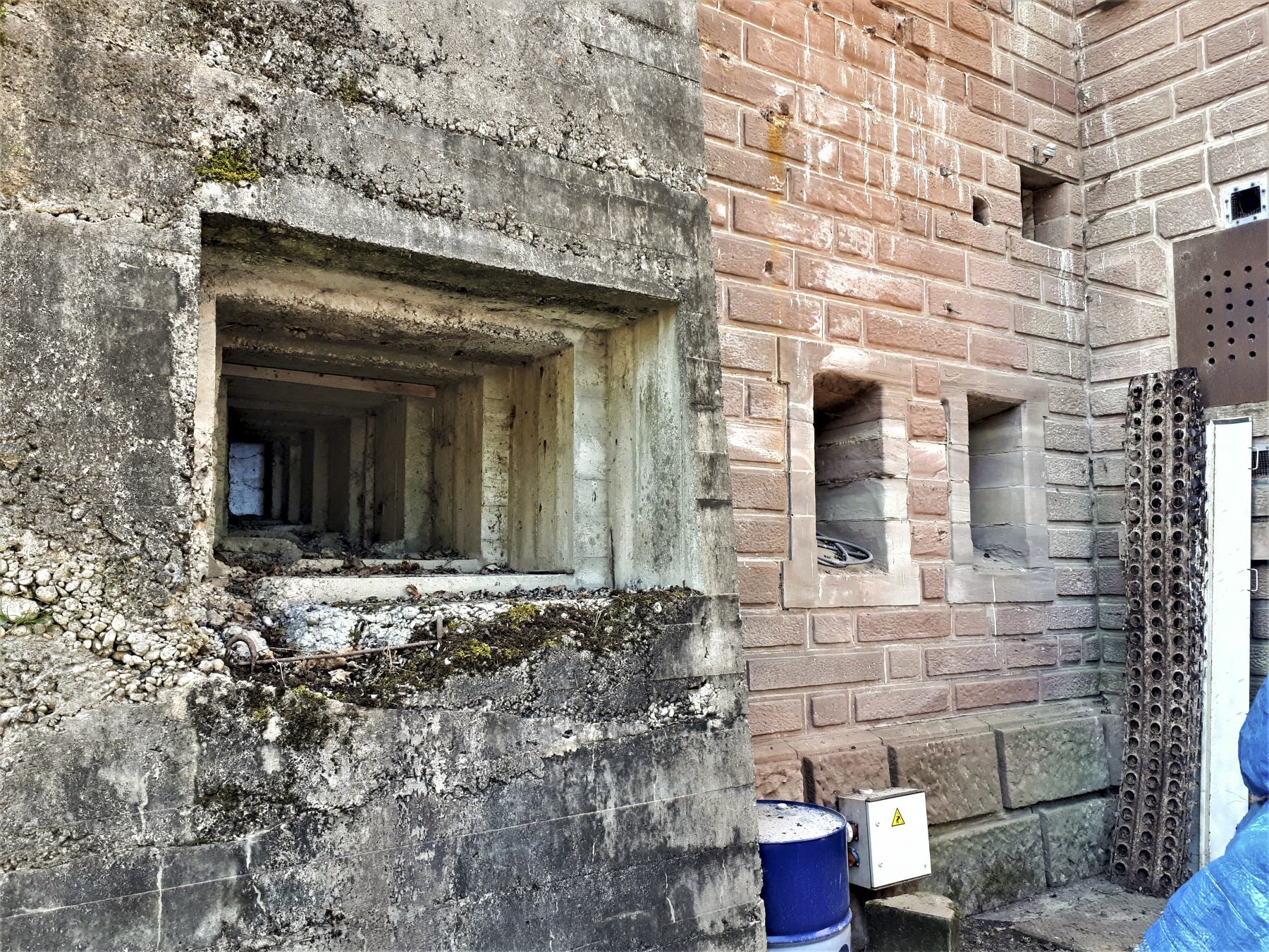 Ligne Maginot - FORT DUCROT - (PC de Secteur) - Coté droit de la caponnière avec une partie des créneaux d'origine - G. Fuchs