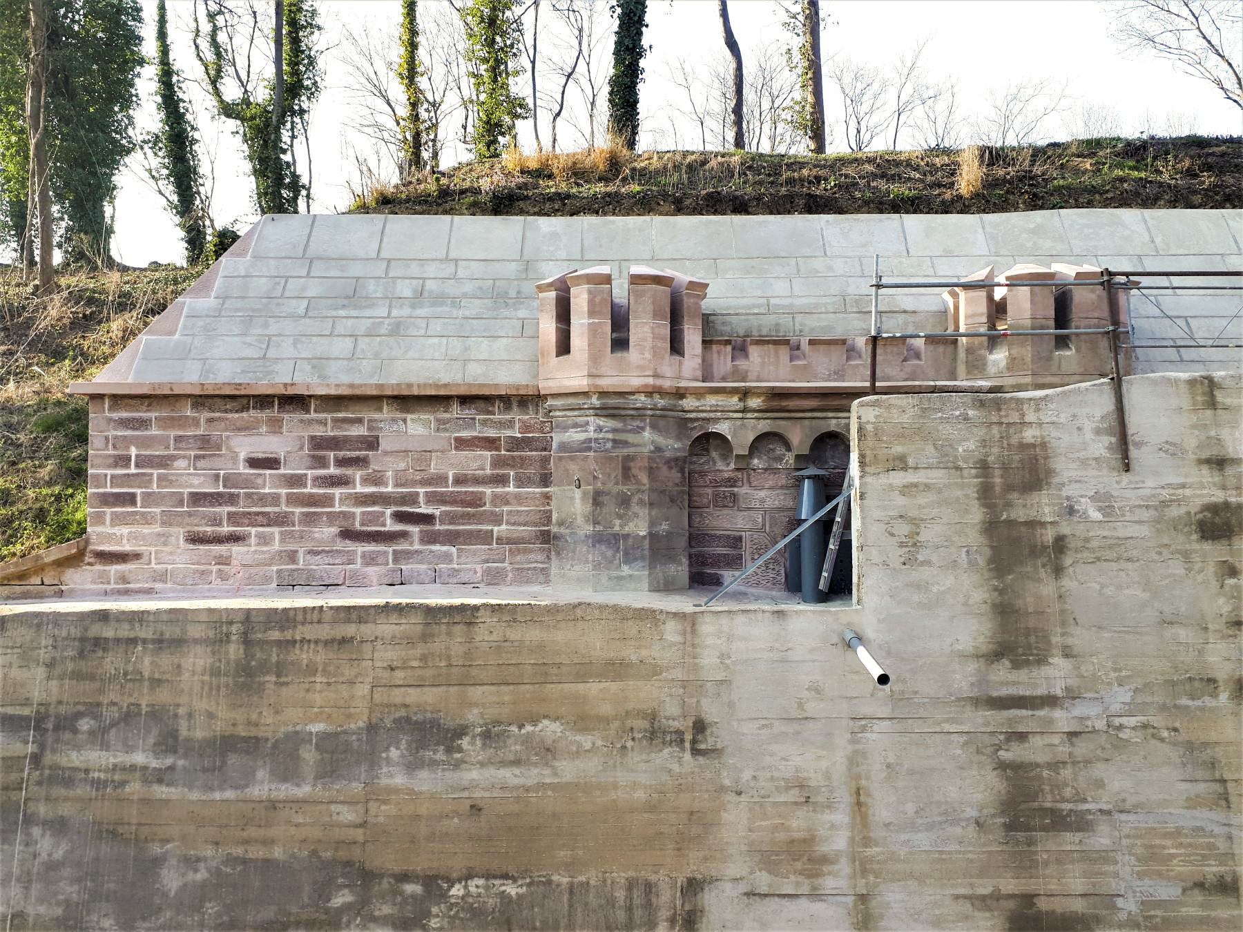 Ligne Maginot - FORT DUCROT - (PC de Secteur) - Les couronnes reconstituées sur la façade d'origine  - G. Fuchs