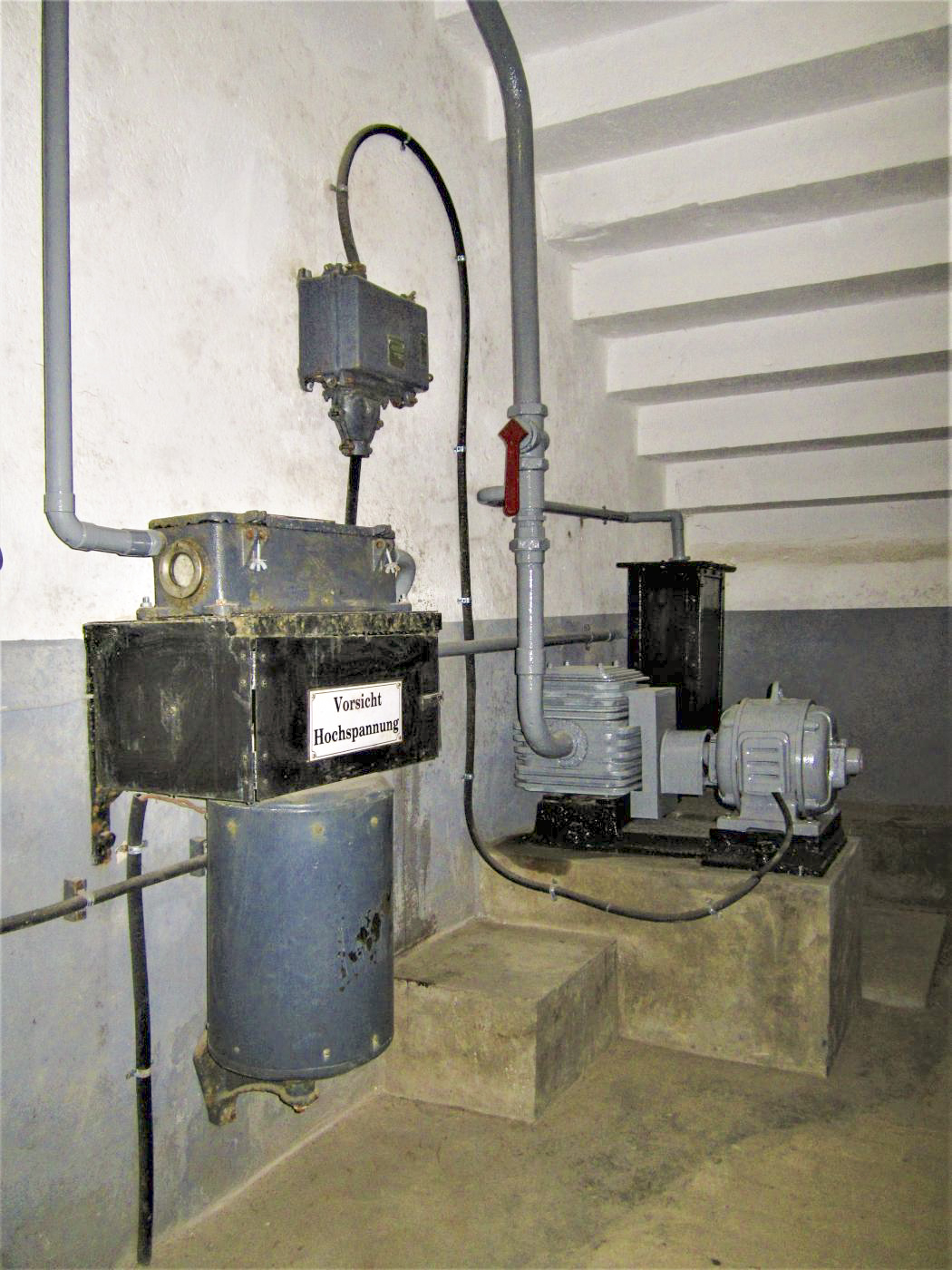 Ligne Maginot - FORT DUCROT - (PC de Secteur) - Générateur d'ozone
Appareil destiné à la purification de l'air installé vers 1910 - G. Fuchs