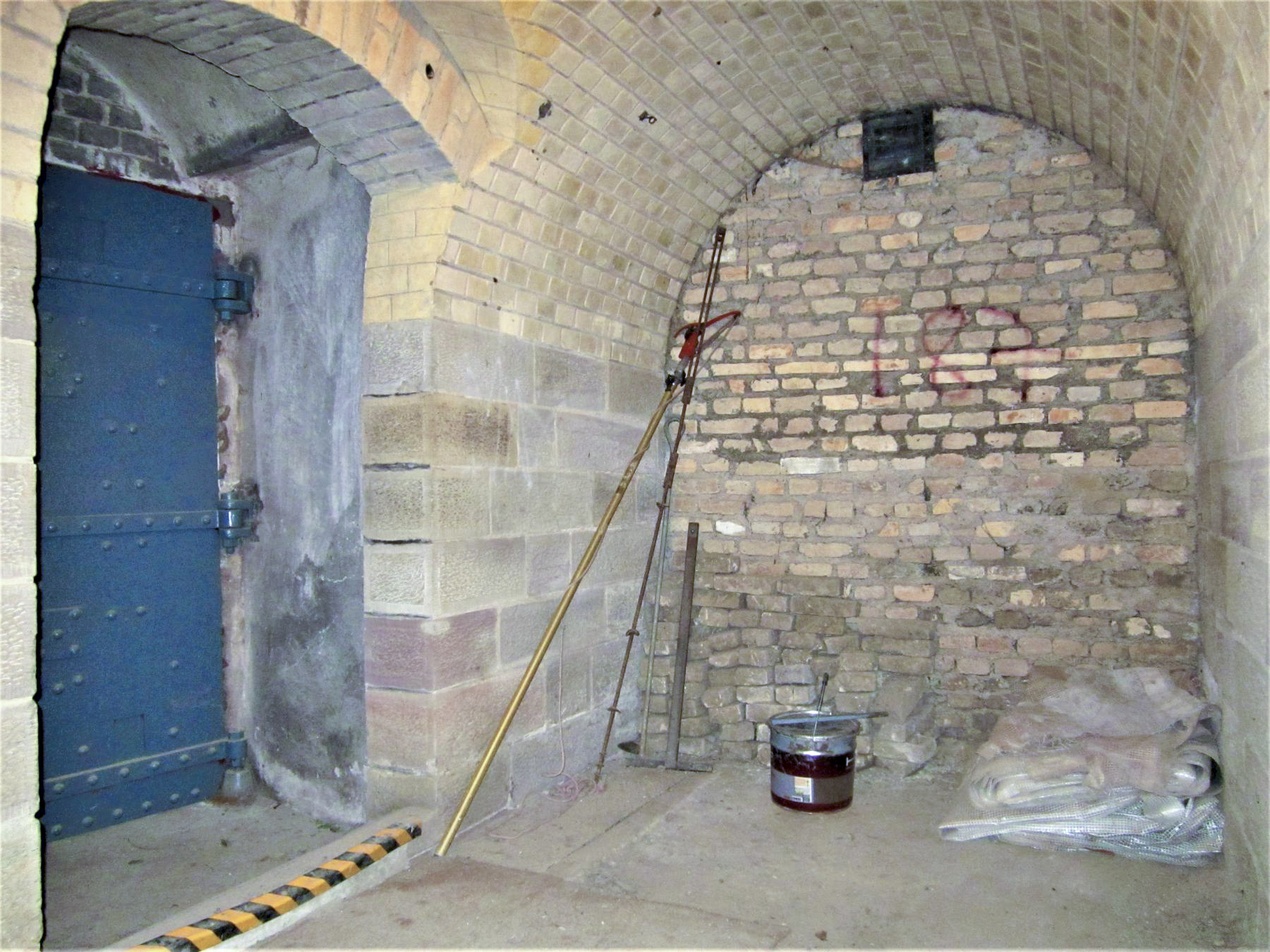 Ligne Maginot - FORT DUCROT - (PC de Secteur) - Accès au rempart du front de gorge depuis l'étage du casernement
Un des accès à été muré par les français - G. Fuchs