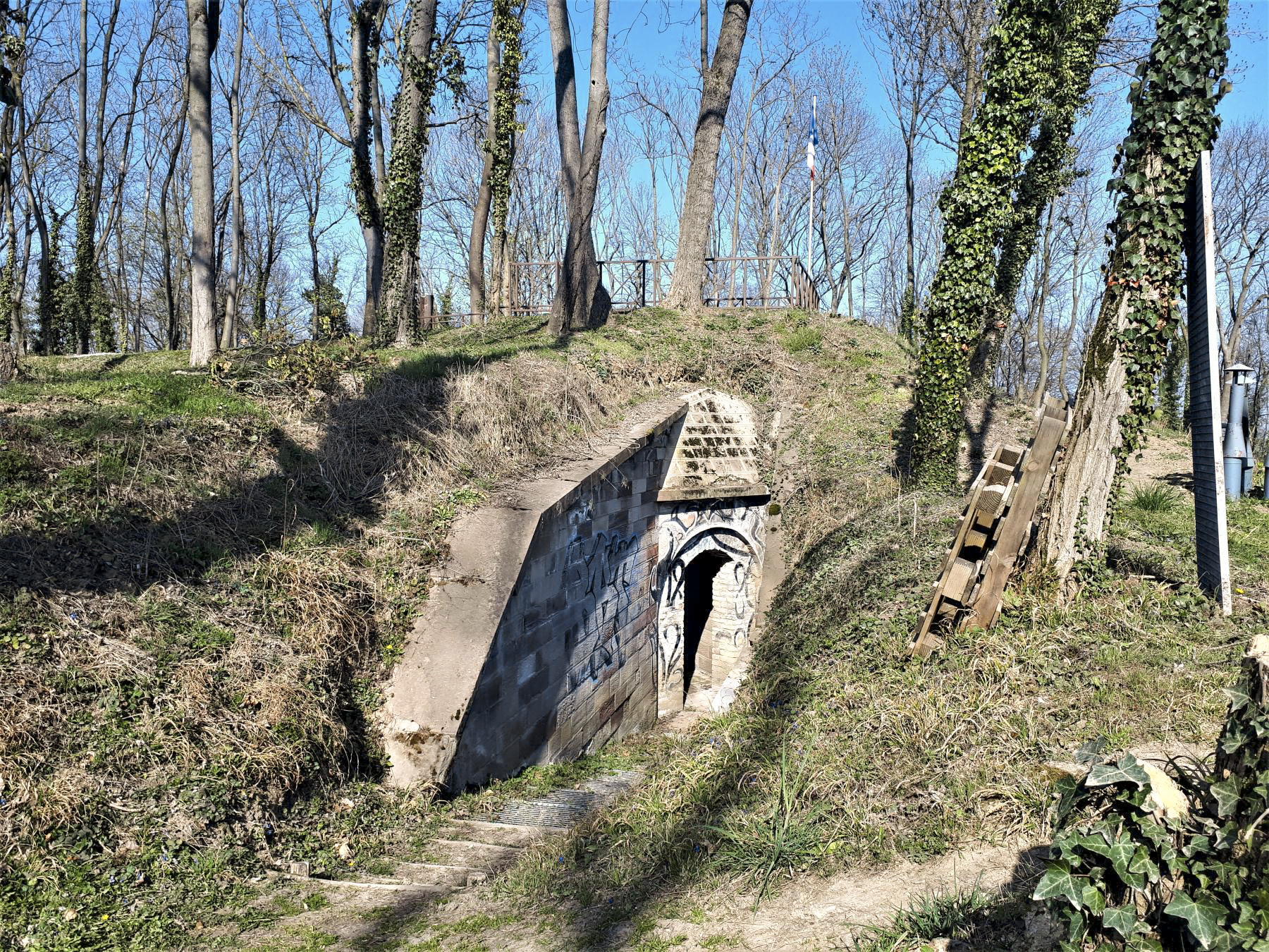 Ligne Maginot - FORT DUCROT - (PC de Secteur) - Accès au rempart du front de gorge depuis l'étage du casernement - G. Fuchs