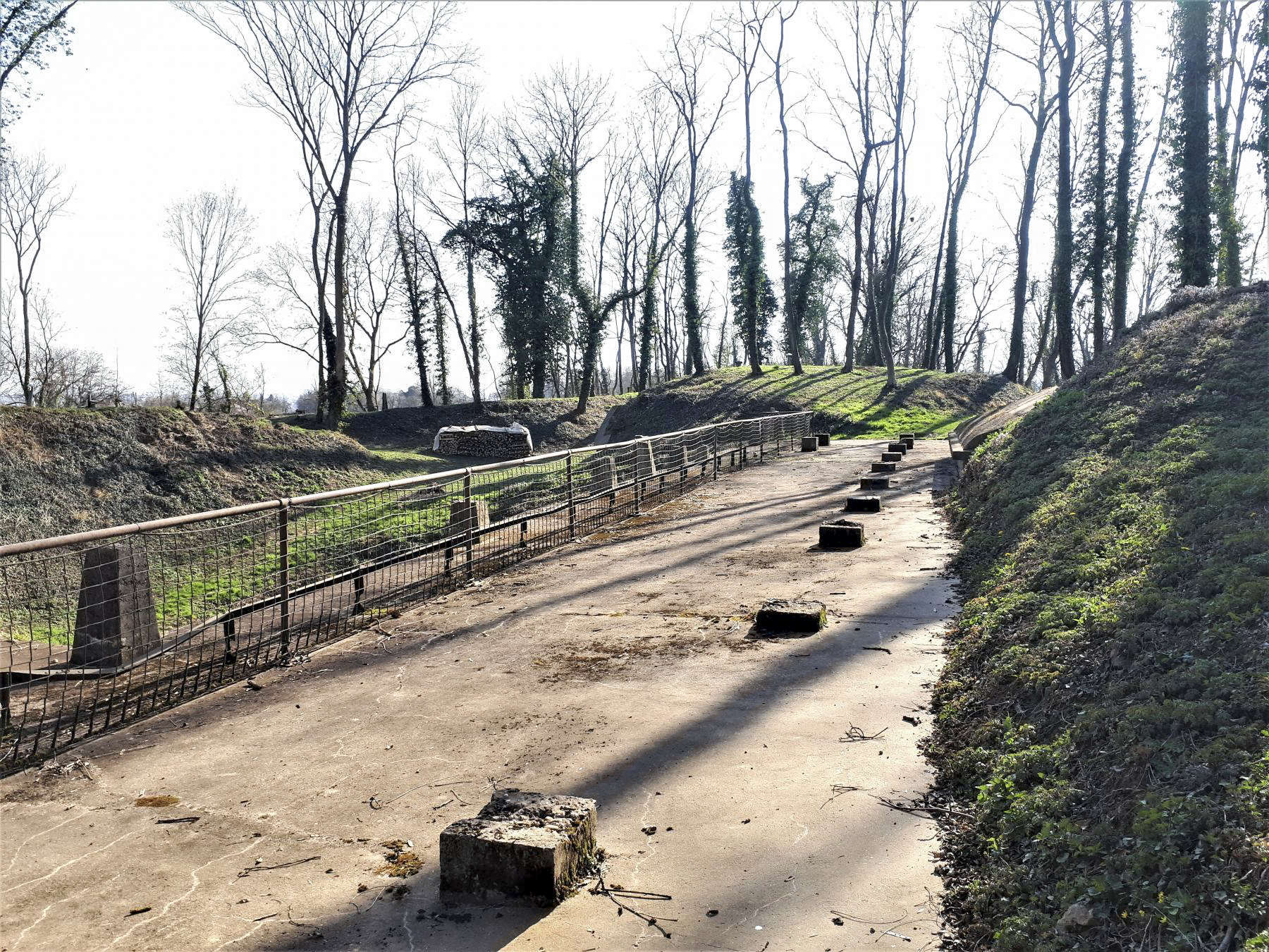 Ligne Maginot - FORT DUCROT - (PC de Secteur) - La carapace bétonnée qui protège le PC - G. Fuchs