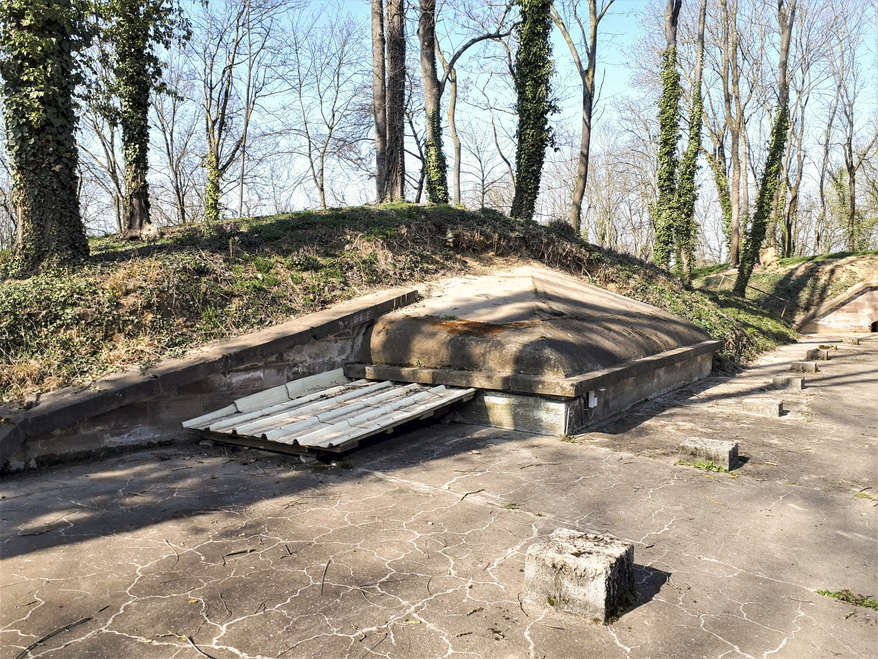Ligne Maginot - FORT DUCROT - (PC de Secteur) - Traverse abri en partie recouverte par la carapace bétonnée - G. Fuchs