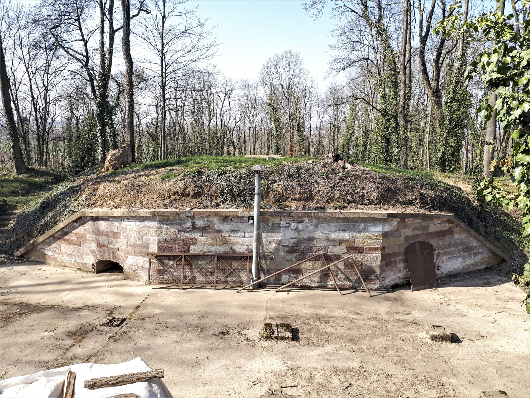 Ligne Maginot - FORT DUCROT - (PC de Secteur) - Traverse abri centrale qui abrite l'observatoire cuirassé et les accès aux laboratoires d'artillerie
Les accès au rempart on été condamnés par le bétonnage du PC  - G. Fuchs