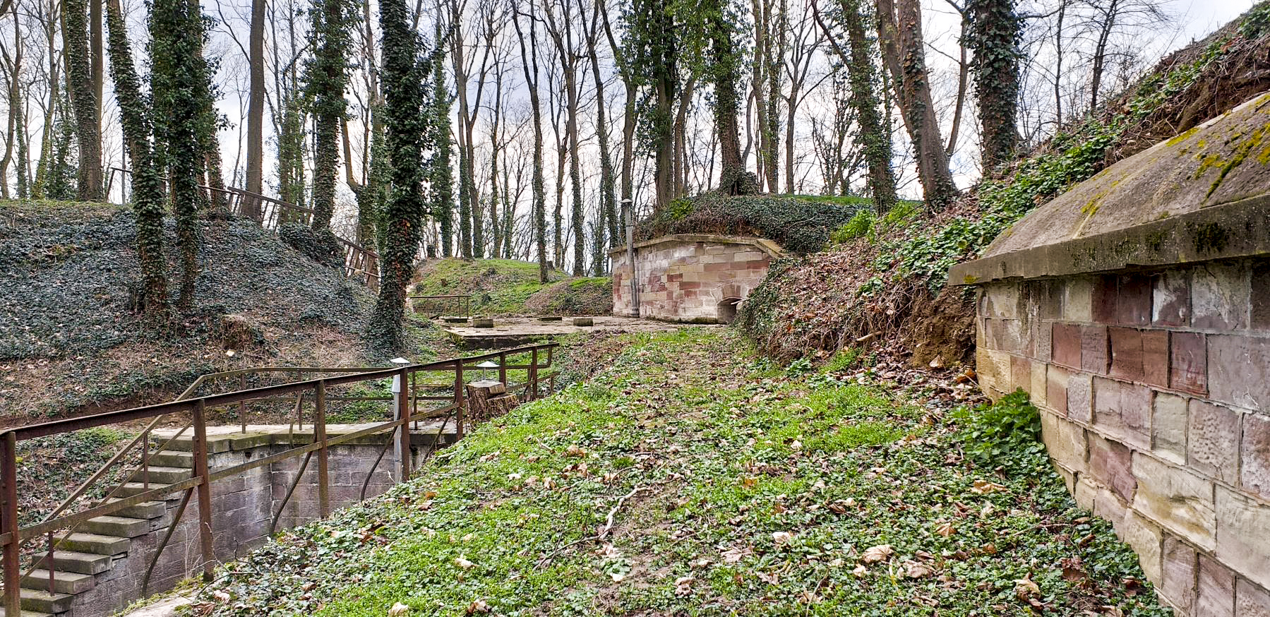 Ligne Maginot - FORT DUCROT - (PC de Secteur) - Rempart d'artillerie au niveau de l'aile droite laissé en l'état - G. Fuchs