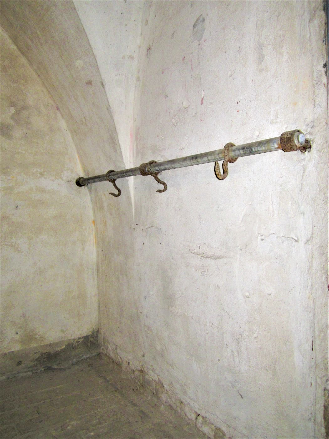 Ligne Maginot - FORT DUCROT - (PC de Secteur) - Crochets pour la suspension des hamacs - G. Fuchs