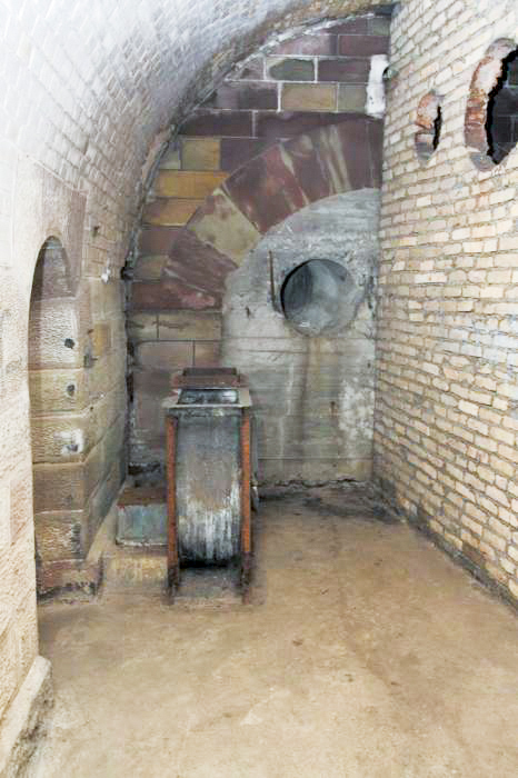 Ligne Maginot - FORT DUCROT - (PC de Secteur) - Prise d'air et ventilateur du PC. On distingue l'accès condamné donnant dans la cour - Les Gardiens du Rhin