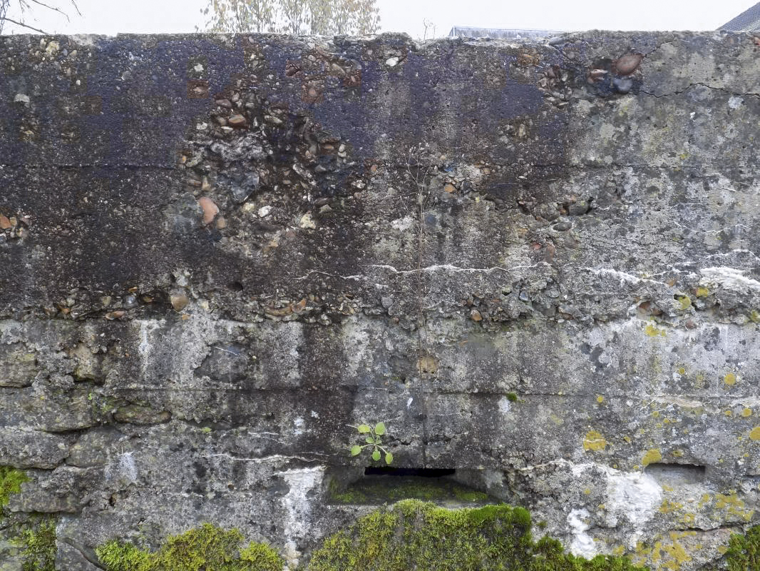 Ligne Maginot - B4 - CIMETIERE DE LA FERTE OUEST - (Blockhaus pour arme infanterie) - Embrasure frontale avec traces d'impacts  - Richard Tucker