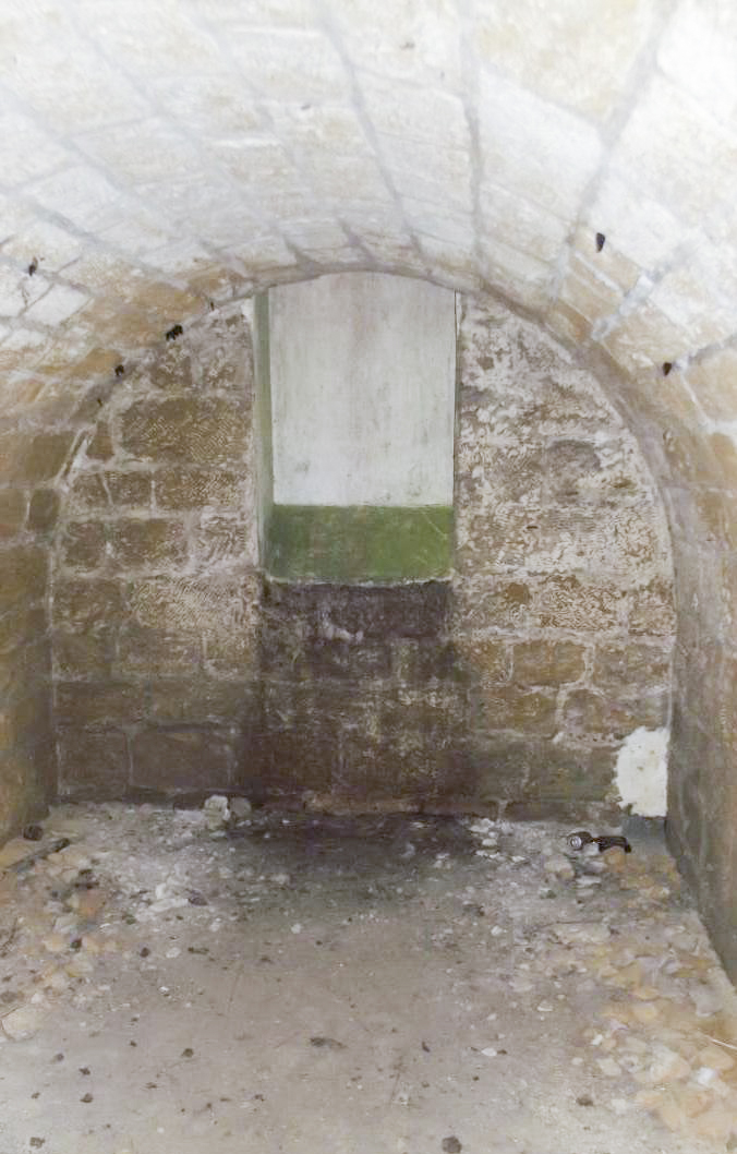 Ligne Maginot - CITADELLE DE MONTMEDY NORD - (Observatoire d'artillerie) - Abri traverse situé un peu en retrait de l'observatoire mais certainement utilisé en 1940 (l'accès au bastion est hors du circuit touristique et dangereux !!!!!!) - David HARMAND