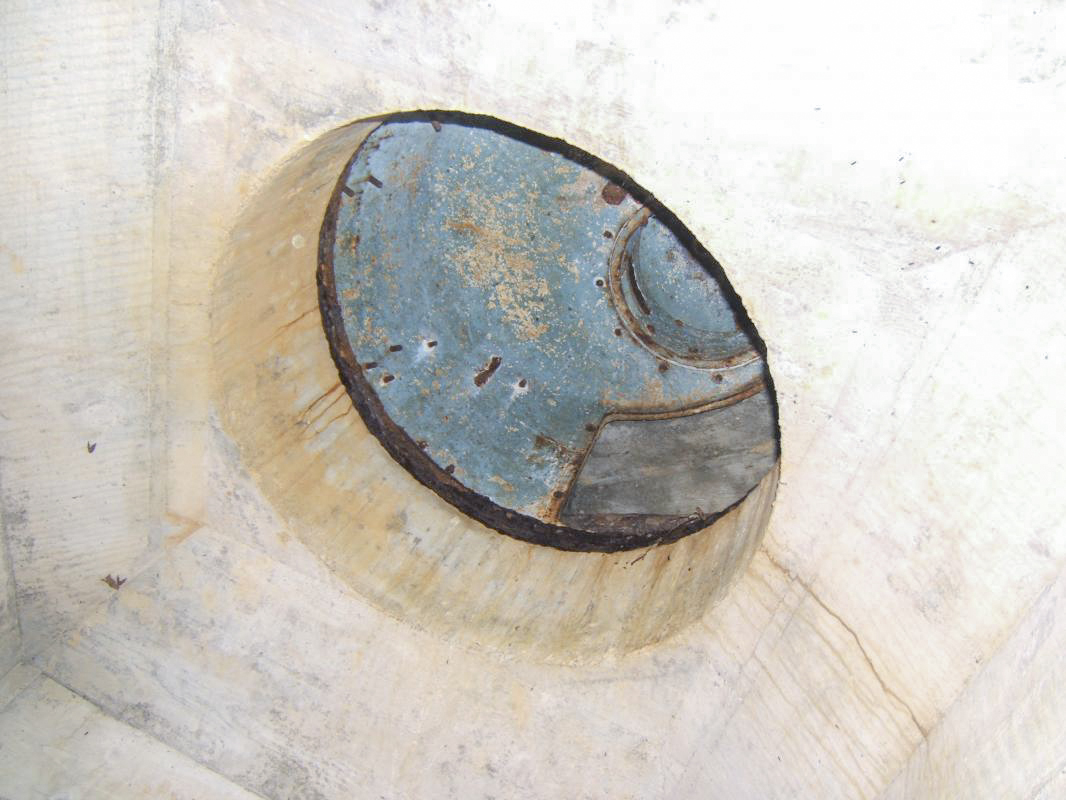 Ligne Maginot - CÔTE DE VIGNEULLES - (Observatoire d'artillerie) - Vue de dessous de la tourelle de FT Renault avec la peinture d'origine - David HARMAND