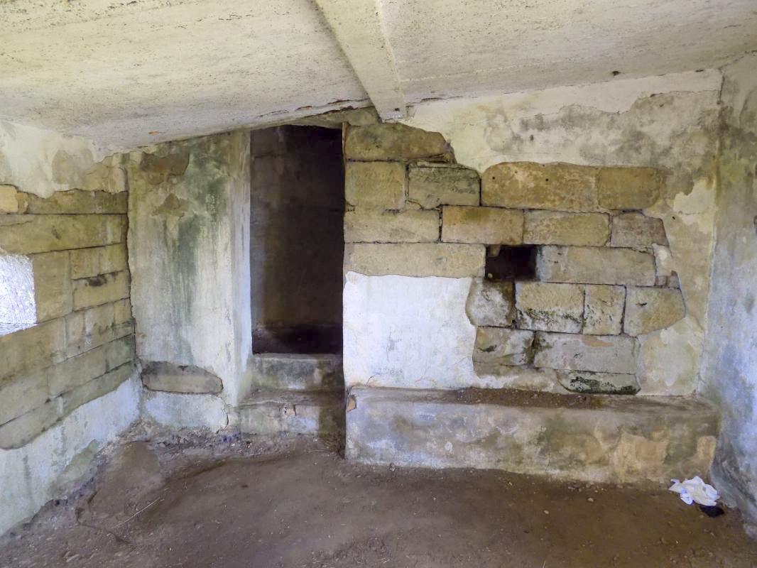 Ligne Maginot - CITADELLE DE MONTMEDY OUEST - (Observatoire d'artillerie) - Face droite avec l'entrée vers puits d'observation - R Tucker