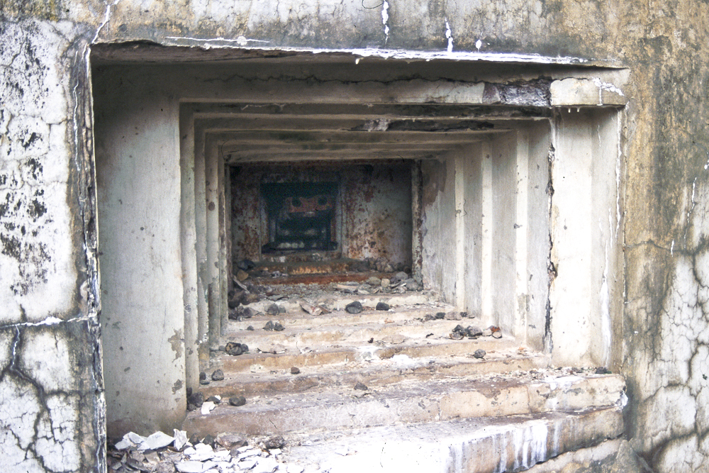Ligne Maginot - MOLVANGE - A9 - (Ouvrage d'artillerie) - Entrée des munitions
Créneau JM / AC 
Le support du jumelage Reibel est encore en place
2002 - Michel Teiten